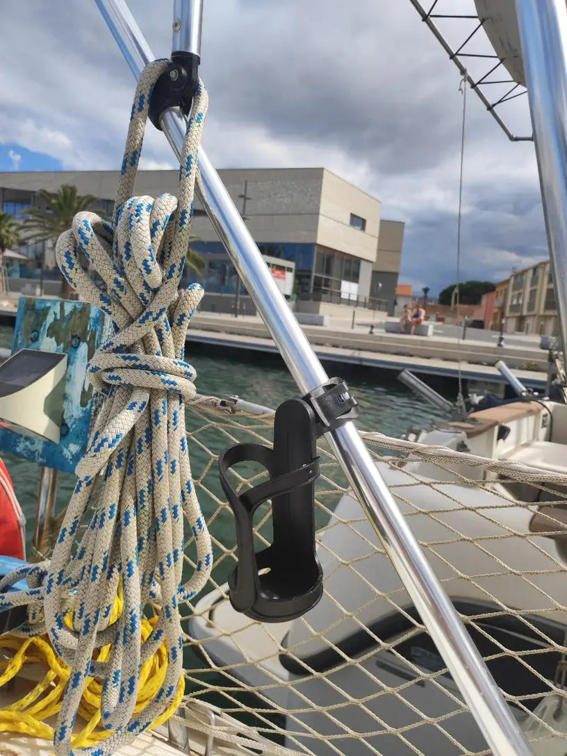 DockGrip™ Reling Bekerhouder | Je drankje altijd veilig en stabiel aan de reling – zonder boren of schroeven